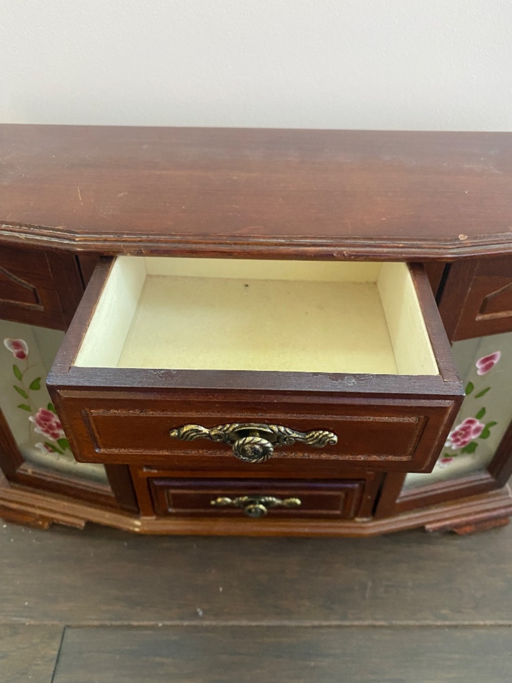 Beautiful Jewelry Box - Picture 4 of 4